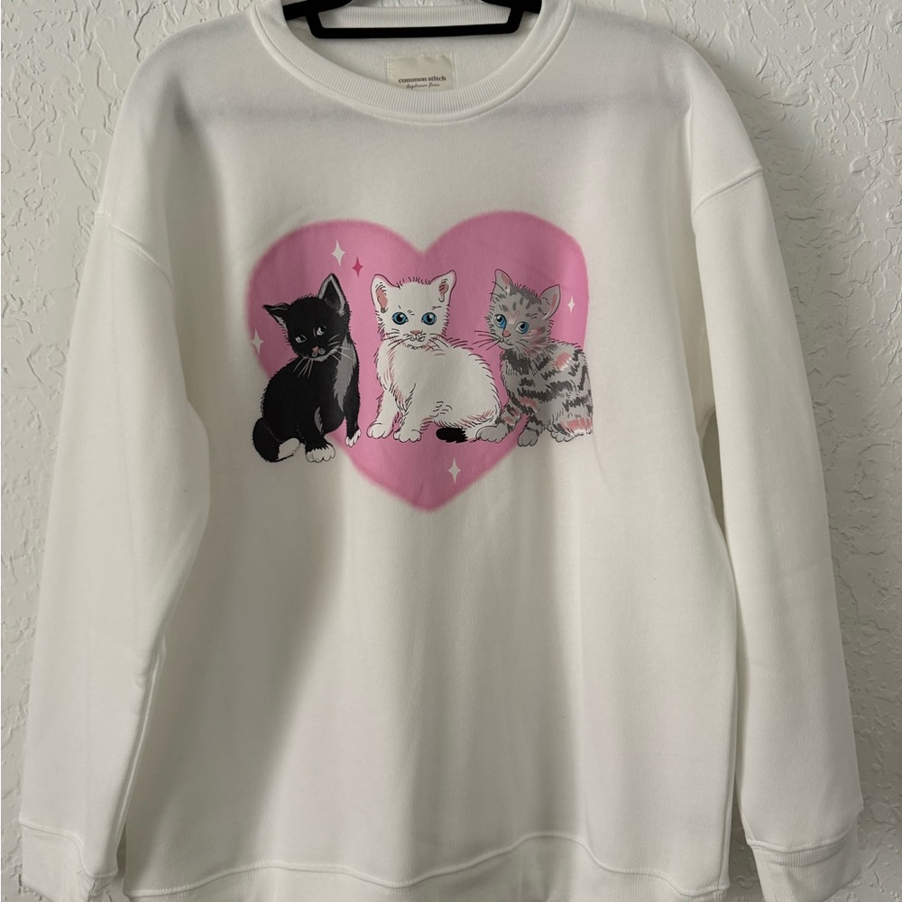 Common Stitch White Cat Sweatshirt with Pink Heart Design